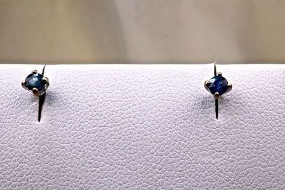null Earrings in 18 kt white gold set with 2 beautiful round and transparent natural...