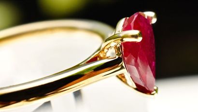 null Bague en or jaune 18 kt sertie d’un rubis naturel de taille poire de 1,20 carat...