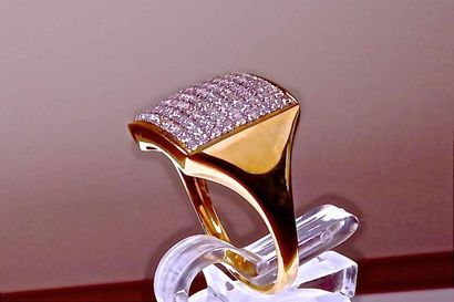 null Square ring in 18 kt yellow gold - 1,6cm x 1,4 cm, paved with 90 natural diamonds...