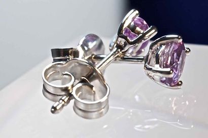 null Earrings in 18 kt white gold set with 2 oval natural Tanzanites of 0.345 carat...