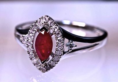 null Bague avec Rubis naturel de taille marquise de 0,45 carat certifié et entourage...