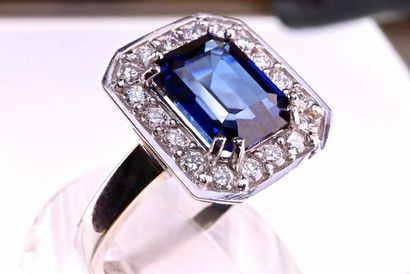 null High Jewelry. Unique ring. Exceptional Transparent sapphire for 3.07 carats...