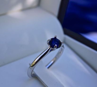 null Ring with round natural sapphire, set in tulip head, intense blue and transparent,...