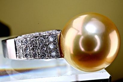 null Importante bague en or blanc 18 kt ornée d'une rare et exceptionnelle perle...