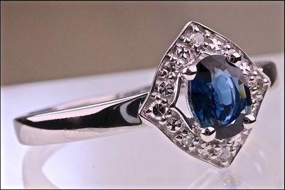 null Ring with an oval intense blue and transparent sapphire set with 0.45 carat...