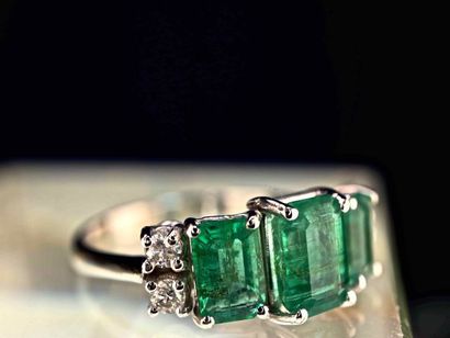 null High Jewelry. Unique ring. 3 exceptional transparent Emeralds for 2.90 carats...