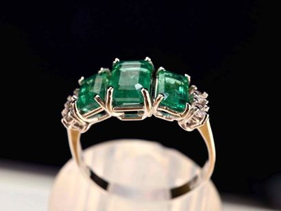 null High Jewelry. Unique ring. 3 exceptional transparent Emeralds for 2.90 carats...