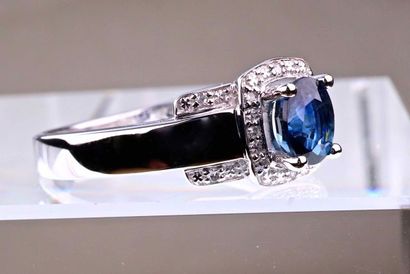 null Bague en or blanc 18 kt. Saphir ovale bleu intense et transparent serti griffes...