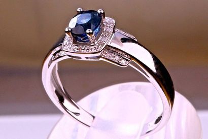 null Ring in white gold 18 kt. Intense blue and transparent oval sapphire set with...
