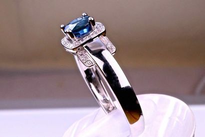 null Ring in white gold 18 kt. Intense blue and transparent oval sapphire set with...