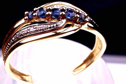 null Ring in 18 kt white and yellow gold and 5 natural round sapphires set with 0.01...