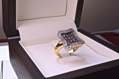 null Haute Joaillerie - Unique piece made by a designer- RING in 18 kt yellow gold...