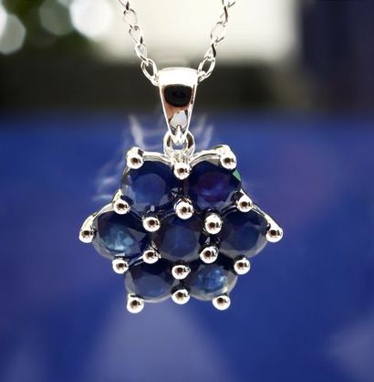 null Pendant and chain 40cm in 18 kt white gold, set with 7 Sapphires in brilliant...