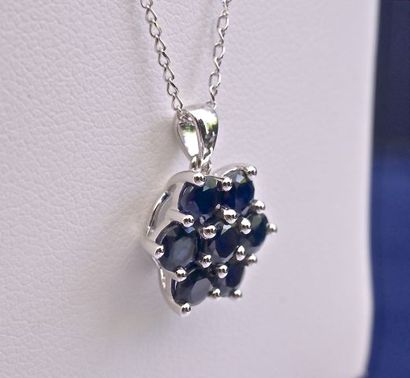null Pendant and chain 40cm in 18 kt white gold, set with 7 Sapphires in brilliant...