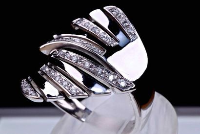 null Unique designer piece. RING in 18 kt white gold decorated with six lines of...
