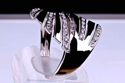 null Unique designer piece. RING in 18 kt white gold decorated with six lines of...