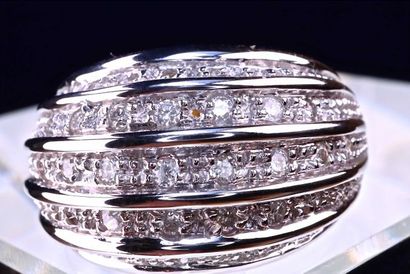 null Unique piece. Dome ring in 18 kt white gold decorated with five lines of brilliant-cut...