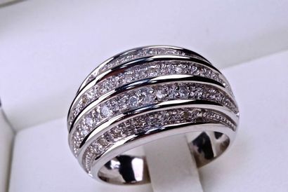null Unique piece. Dome ring in 18 kt white gold decorated with five lines of brilliant-cut...