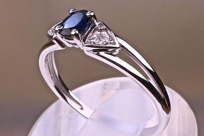 null Designer ring in 18Kt white gold with 0.45 carat certified central sapphire...