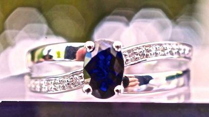 null Ring - Oval certified natural sapphire of 0.61 carat set with claws adorning...
