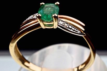 null Designer ring in 18 kt yellow and white gold setting an oval Emerald certified...