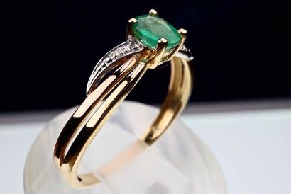 null Designer ring in 18 kt yellow and white gold setting an oval Emerald certified...