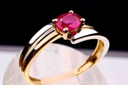 null Superb designer ring in 18 kt white and yellow gold setting an oval Ruby certified...