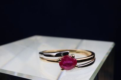 null Superb designer ring in 18 kt white and yellow gold setting an oval Ruby certified...