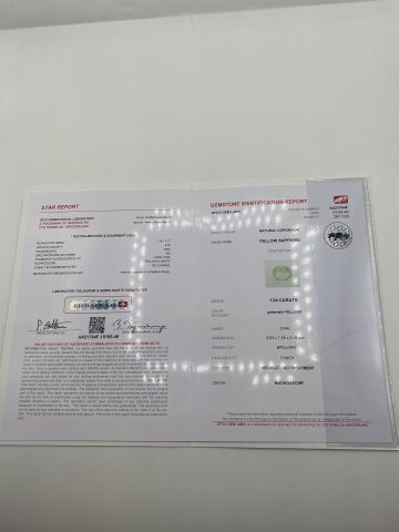 null Saphir ovale vert jaune sur papier.
Accompagné de son certificat GFCO attestant...