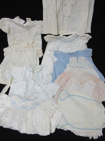 null Lot de robes pour enfant en coton brodé. Circa 1960. (taches)