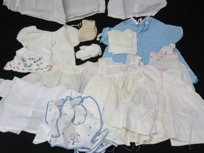 null Lot de robes pour enfant en coton brodé. Circa 1970.