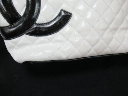 null CHANEL Bag "Cambon" in white and black quilted leather. 25 x 39 x 11 cm Serial...