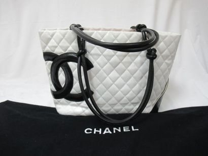 null CHANEL Bag "Cambon" in white and black quilted leather. 25 x 39 x 11 cm Serial...