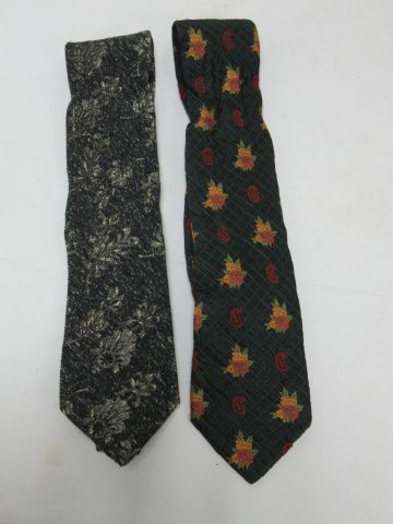 null KENZO Lot de deux cravates en soie.