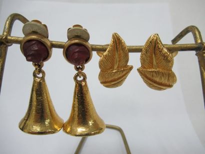 null LANVIN Pair of gold metal ear clips. A pair of bell-shaped clips is attache...