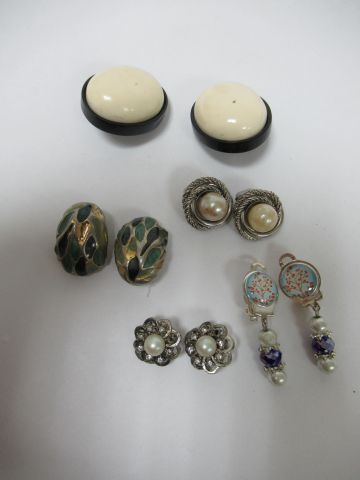 null Set of 5 pairs of gold, silver and resin ear clips. (small lack)