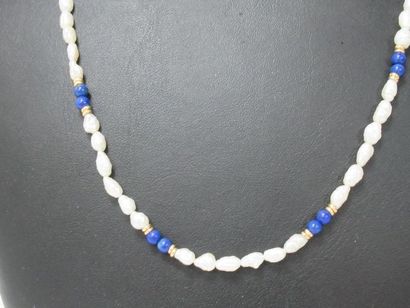 null Collier en perles de nacre et perles de lapis lazuli. Long.: 44 cm (ouvert)