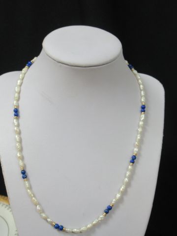 null Collier en perles de nacre et perles de lapis lazuli. Long.: 44 cm (ouvert)