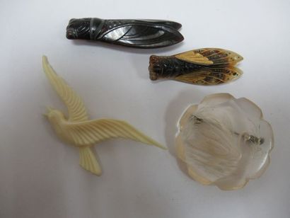 null Set of 4 resin and bakelite brooches. 5-8 cm