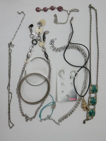 null Lot de bijoux fantaisie en métal argenté : bracelets, colliers, boutons d'oreilles...