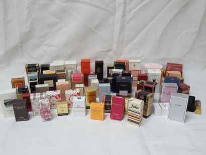 null Lot de miniatures de parfums, dans leurs boîtes. Dont Chanel, Guerlain, Dior,...