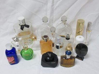 null Lot de flacons de parfums vides (environ 10), dont Christian Dior, Guerlain,...