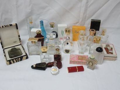 null Lot de flacons de parfums vides (environ 20), dont Chanel, Givenchy, Rochas,...