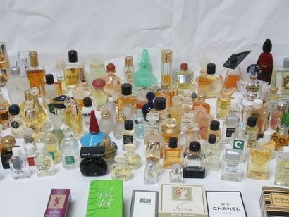 null Lot de miniatures de parfums (sans boîtes) et de boîtes vides. Dont Guerlain,...