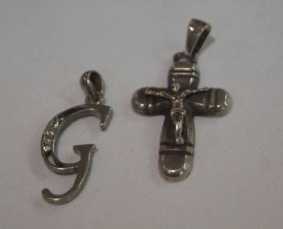 null Lot de deux pendentifs en argent, un figurant le Christ, l'autre la lettre G....