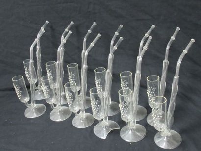 null Série de 12 pipes à alcool en verre. Haut.: 22 cm (important manque à l'un)