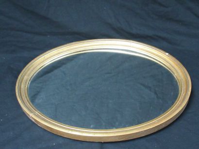 null Miroir ovale en bois doré. 44 x 33 cm (fente)