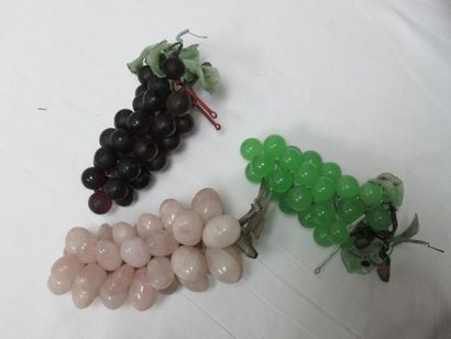 null Lot de 3 grappes de raisins en verre et pierre dure. Long.: 10-13 cm