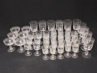 null Lot de verres en cristal gravé, 2 modèles proches, comprenant 6 coupes à champagne,...