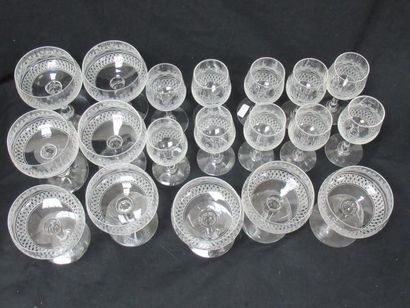 null Engraved crystal serving part, including 8 bowls and 10 digestive glasses.